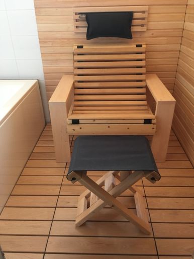 Puusta tehty nojatuoli saunaan